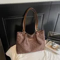 Grand sac cabas en toile léopard avec anses en cuir marron et détail logo en métal - Café sans pendentif