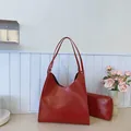 Ensemble sac cabas rouge bordeaux en cuir huilé brillant avec pochette assortie - Rouge (Sans Pendentif)