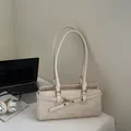 Elegante bolso de hombro rectangular blanco crema con correas finas y herrajes de oro - Blanco