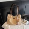 Khaki canvas shopper met bruine lederen riemen en beer bedeltje in variant kleurstelling - Crème Wit met Hanger