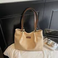 Minimalistische beige Shopper-Tasche aus Wildleder mit braunen Trägern und Leder-Label - Cremeweiß (Ohne Anhänger)