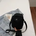 Mini borsa a tracolla nera in nylon oxford impermeabile con anello in metallo e zip - Nero