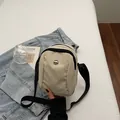 Mini borsa a tracolla beige impermeabile in oxford con cerniera nera e cinturino - Bianco Sporco