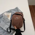 Mini borsa a tracolla impermeabile in tessuto oxford marrone caffè con doppia zip - Rosa