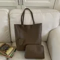Dettaglio della borsa a secchiello in pelle marrone scuro con pochette coordinata - Set Borsa e Pochette / Sabbia