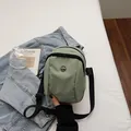 Mini borsa a tracolla in tessuto oxford verde salvia con doppia zip e tracolla nera - Verde