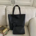 Dettaglio della borsa tote nera in pelle martellata con pochette coordinata - Set Borsa e Pochette / Nero