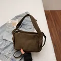 Bolso de hombro de nailon marrón oscuro con acabado texturizado y detalles dorados elegantes - Marrón Oscuro