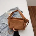 Bolso de hombro marrón de ante con asa anudada y estilo minimalista elegante - Marrón