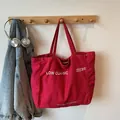 Sac fourre-tout en toile rouge vif avec marquage Low Classic et slogans éco - Bordeaux