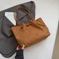 Bolso tote grande de ante marrón caramelo con tirantes finos y cierre de cordón - Marrón