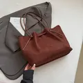Bolso tote minimalista de ante marrón oscuro con cierre de cordón y correa fina - Marrón