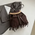 Sac à dos en daim marron avec longues franges et bordure en peluche style mouton - Marron
