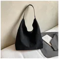 Minimalistische schwarze Canvas-Einkaufstasche mit QZBG-Stickerei und großem Design - Schwarz
