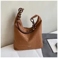 Braune Tragetasche mit Leopardenmuster, Holzperlen und gewebtem Griff-Detail - Braun