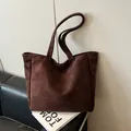 Bolso tote de ante marrón oscuro de gran capacidad con correas de hombro estilo retro - Marrón