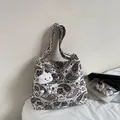 Canvas Schultertasche mit schwarzem Paisley-Muster und weichem Wolken-Charm-Anhänger - Mit Anhänger / Weiß
