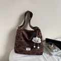Schicke braune Segeltuchtasche mit Paisley-Muster, weißem Anhänger und Markenetikett - Mit Anhänger / Braun
