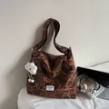Braune Schultertasche mit Paisley-Muster, Blumen und flauschigem Wolken-Anhänger - Mit Anhänger / Braun