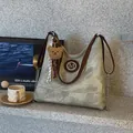 Grand sac cabas en denim gris bleu avec logo M, chaîne et charm ours en peluche - Gris Avec Pendentif