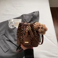 Moderne Beuteltasche mit Leopardenmuster, braunem Lederbesatz und Plüschbär-Anhänger - Braun mit Anhänger