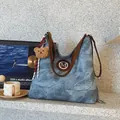 Sac cabas en jean bleu rétro avec écusson M en cuir et breloque ours en peluche - Bleu avec pendentif