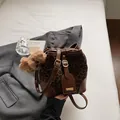 Leoparden-Beuteltasche mit braunem Lederbesatz und süßem Plüschbären-Anhänger-Detail - Kaffee mit Anhänger