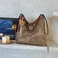 Sac fourre-tout marron en toile avec logo M et charme d'ours en peluche mignon - Marron avec Pendentif