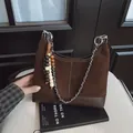 Borsa hobo scamosciata marrone scuro con catena argento e ciondolo con perline - Marrone con ciondolo