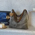 Sac fourre-tout en denim gris rétro avec lanières en cuir, logo M et charm ours en peluche - Noir Avec Pendentif