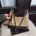 Borsa a spalla in camoscio kaki con tracolla a catena e nappina di perline vintage - Khaki Con Pendente