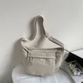 Minimalistische beige Nylon-Halbmondtasche mit Reißverschlussfächern für den Alltag - Gebrochenes Weiß