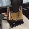 Borsa a spalla vintage in pelle scamosciata marrone con catena e perle di legno - Verde con ciondolo