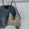 Sac fourre-tout beige en cuir mat avec écusson logo M et bandoulières marron - Gris Sans Pendentif