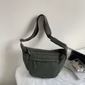 Umhängetasche aus Nylon in Olivgrün mit breitem Gurt und kleiner Zusatztasche - Grün