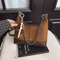 Borsa hobo vintage in pelle scamosciata marrone con catena d'argento e nappina a perle - Marrone con ciondolo