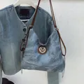 Sac fourre-tout en denim délavé bleu avec badge M en cuir et détails de chaîne - Bleu Sans Pendentif