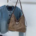 Sac hobo vintage en cuir marron avec emblème M et chaîne décorative en métal argenté - Brun Sans Pendentif