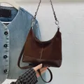 Borsa hobo marrone scuro in pelle scamosciata con catena d'argento e stile rétro - Marrone senza ciondoli