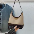 Borsa a sella retrò in pelle scamosciata beige e marrone con tracolla a catena - Khaki Senza Pendente
