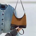 Borsa hobo in camoscio marrone con base in pelle e catena argento da donna autunno - Marrone senza ciondoli