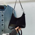 Borsa a secchiello retrò in camoscio nero e finta pelle con doppia tracolla e dettagli argento - Nero senza ciondoli