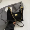 Bolso hobo negro acolchado con acabado mate, cadena dorada y cierre de torniquete - Negro