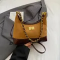 Bolso bandolera acolchado en ante mostaza y cuero marrón con cadena dorada - Marrón