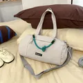 Cremeweiße leichte Zylindertasche aus Nylon mit dekorativem grünem Seilakzent - Mit Dekorseil / Grau