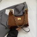 Bolso acolchado retro marrón con patchwork de ante y cierre giratorio dorado - Marrón