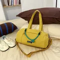 Gelbe Nylon-Zylindertasche mit blauem Seildetail und verstellbarem Crossbody-Schultergurt - Mit Dekorseil / Gelb