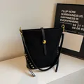 Schwarze Bucket Bag aus Mattleder mit goldenen Metalldetails und Schulterriemen - Schwarz