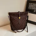 Bucket Bag mit Leopardenmuster aus mattem Leder mit Nieten und Goldverschluss - Leopardenmuster