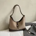 Hobo-Tasche aus khakifarbenem Wildleder mit Kontrastbesatz und Metallschnalle - Khaki